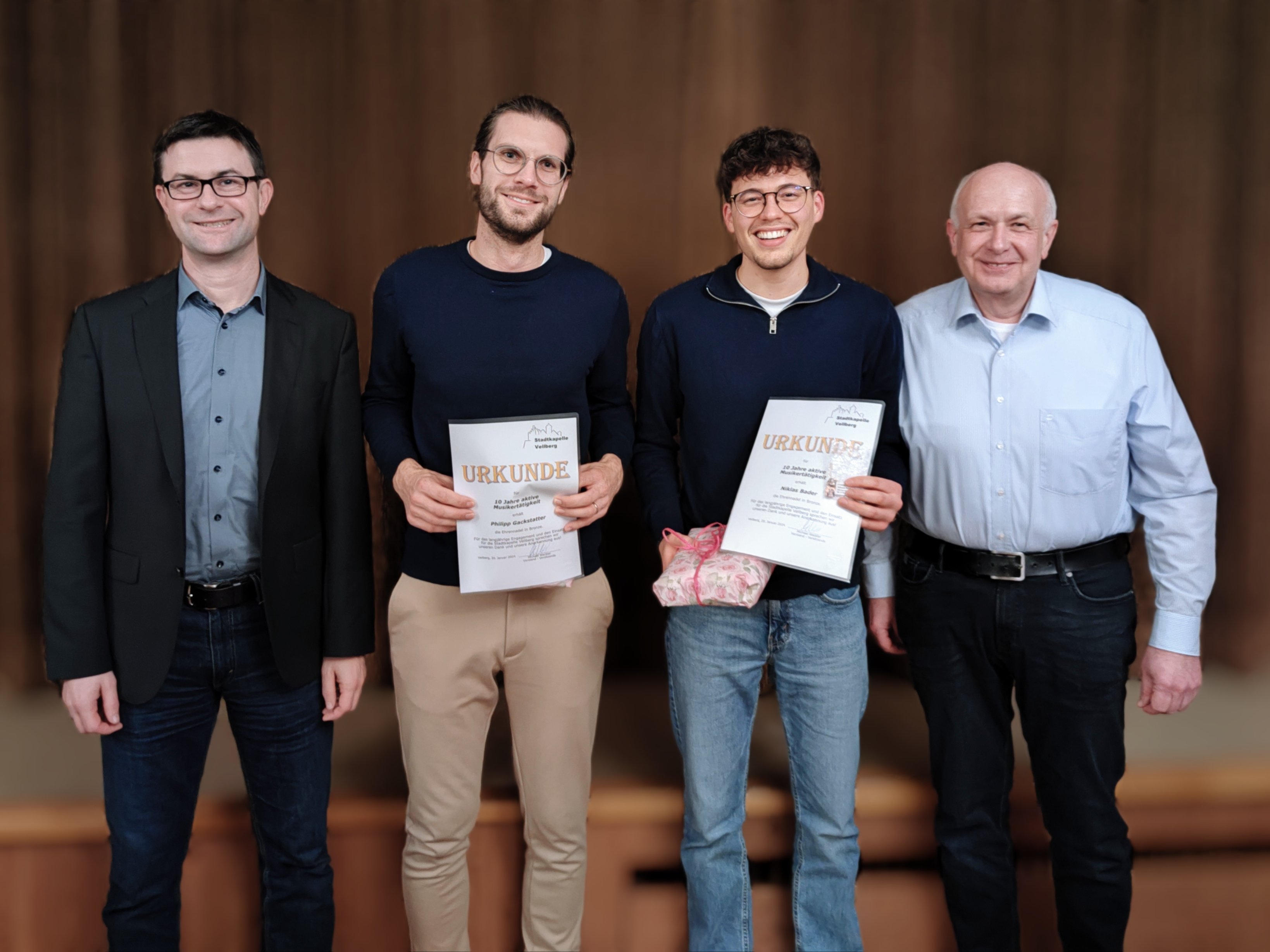 v.l. Bürgermeister Jürgen Reichert, Philipp Gackstatter, Niklas Bader mit Vorstand Peter Lüdtke