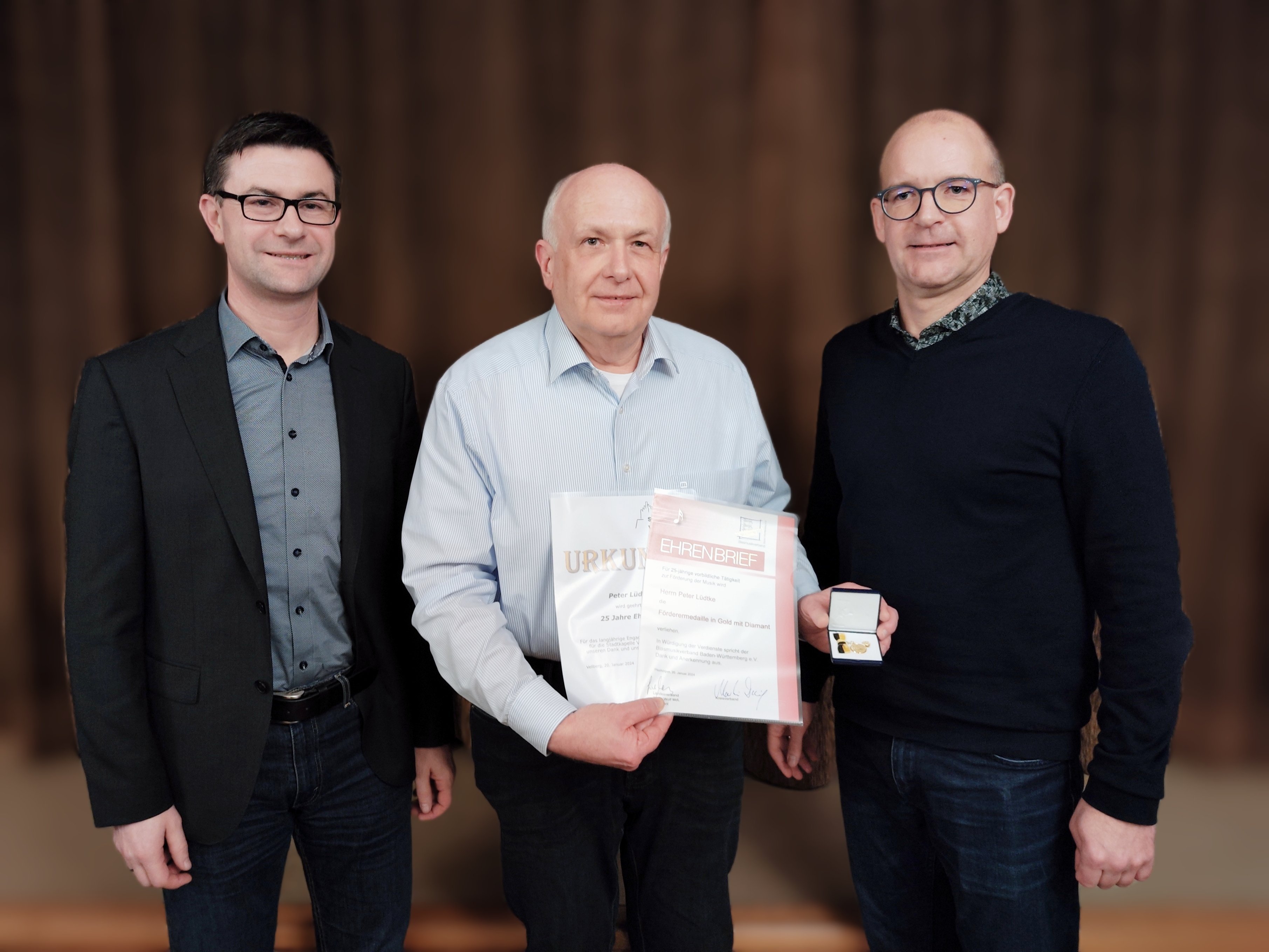 vl Bürgermeister Jürgen Reichert, Peter Lüdtke mit Vorstand Michael Wackler